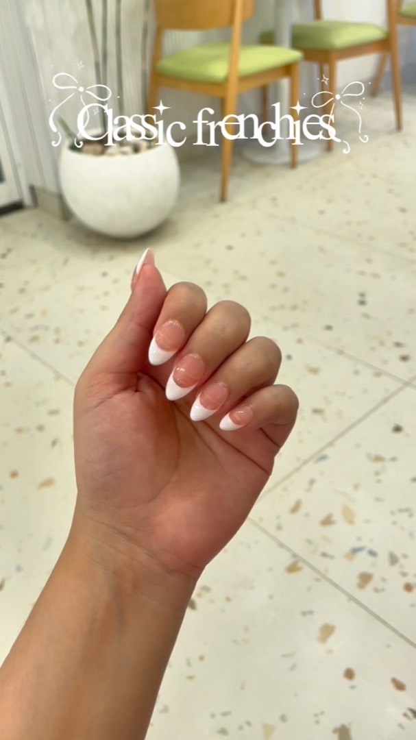 Classic Frenchies press-on nail set