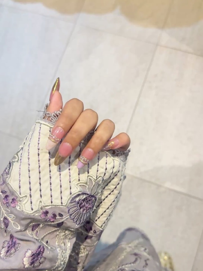 Desi Pearl press-on nail set